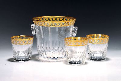 Weinkühler und sieben Bechergläser, Saint Louis, "Callot", farbloses Kristallglas, mundgeblasen, graviert und teilvergoldet. Kühler ...