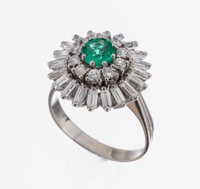 14 kt Gold Smaragd-Diamant-Ring, WG 585/000, mittig rundfacett. Smaragd von guter Farbe ca. 0.50 ct, Brillanten und Diamant- Baguettes zus. ca. 1.20 ...