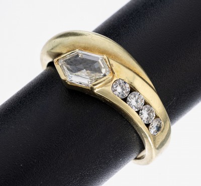 14 kt Gold Diamant-Ring, GG 585/000, stil. Schlange, Kopf mit Diamant im Fantasieschliff ca. 0.79 ct l.get.Weiß/vs, 4 Brillanten zus. ca. 0.30 ct ...