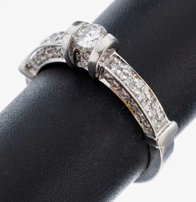 18 kt Gold Brillant-Ring, WG 750/000, 1 Brillant ca. 0.20 ct Weiß/si, umgeben von Brillanten zus. ca. 0.80 ct Weiß/vs-si, RW 55,ca. 4.0 g