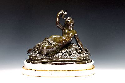 Nach Claude Michel Clodion (1738-1814), bacchantische Nymphe, Bronze, späterer Guß, Nymphe auf Weinreben gebettet, signiert Clodion, auf weißem ...