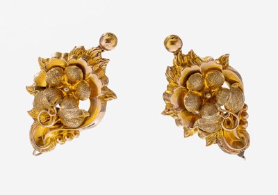 Paar 14 kt Gold Biedermeier Ohrhänger, um 1840-60, GG 585/000 gepr., hohl gearbeitet,floral, part. fein punziert, ca. 3.6 g