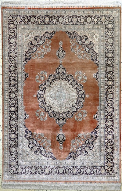 Hereke Seide fein, China, Ende 20.Jhd, reine Naturseide, ca. 186 x 124 cm, ca. 1,0 Mio. Kn/qm, EHZ: 2(fleckig)