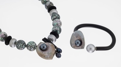 2-teiliges Schmuckset, 1980/90er Jahre, zentrales Motiv stil. Calla-Blüte, Mosaik- Perlen, Kautschuk und Kunstperlen, best. aus: Collier L. ca. 48 ...