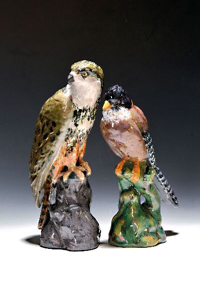 2 Vogelfiguren, Karlsruher Majolika, Emil Pottner (1872-1942), 1911-23, farbig staffiert, "Schopfhäher", H. 28 cm, Pressmarke Nr. 1559, ...