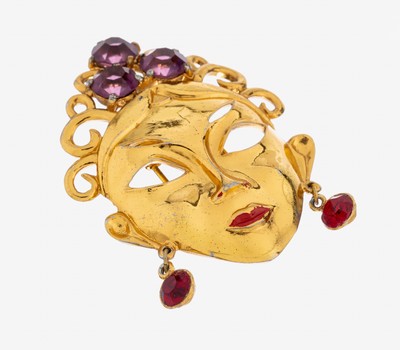 Modeschmuckbrosche, USA um 1950, Metall vergoldet, Darstellung einer Maske/ Tempeltänzerin z.T. durchbrochen gearbeitet, roter und amethystfarbener ...
