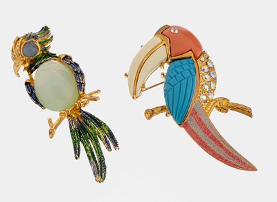 Konvolut 2 Modeschmuck-Broschen, USA 1950er- 60er Jahre, Metall verg., 1 x Papagei, 1 x Tukan, bunter und farbloser Strassbesatz, z.T.bunter ...
