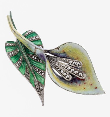 Email-Markasit-Brosche, 1940er-50er Jahre, Silber gepr., Darstellung einer Calla-Lilie, part. polychrom emailliert, Markasit-Besatz, ca. 6.7 x 3 cm