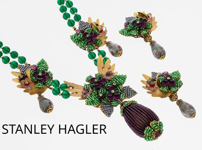 Modeschmuckset STANLEY HAGLER, USA 1950er Jahre, üppiger, floraler Dekor, Metall vergoldet, grüne Glaskugeln, bunter Strassbesatz, Abhängung mit ...