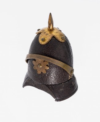 Ausgefallenes Fingerhutetui, um 1910-20, Bakelit-Korpus mit Leder, stil. Form einer Pickelhaube, innen Fingerhut, sek., Silber gepr., min besch., ...