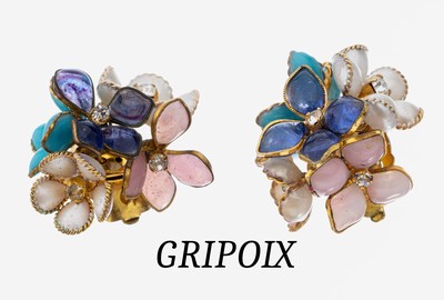 Paar Ohrclips GRIPOIX für CHANEL, 1930er Jahre, Metall, plastische Blüten, Blätter mit Kunstperlen und buntem eingetropftem Pate-de-Verre, D. ca. ...