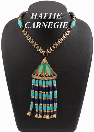 Modeschmuckcollier, HATTIE CARNEGIE, USA um 1950, Metall vergoldet, abstrakte Komposition mit ägyptisierenden Elementen, bunt emailliert, ...