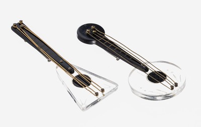 Konvolut 2 Broschen, 1930er Jahre, in Form von Gitarren, aus schwarzem und klarem Bakelit, L. ca. 10 cm, selten