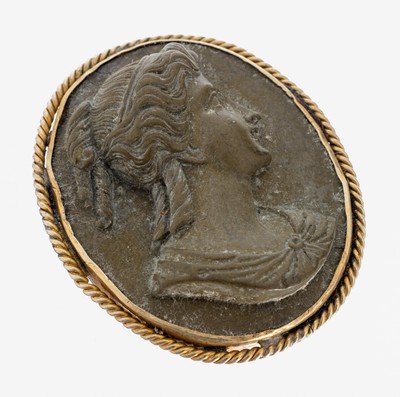 Lavakamee-Brosche, Italien um 1900, ovale Lavastein-Kamee, Darstellung einer antiken Dame im Profil, schlichte Fassung verg., ca. 3.8 x 3.2 cm, rs. ...