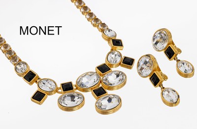 Modeschmuckset MONET, USA 1960er Jahre, Metall vergoldet, farbloser und schwarzer Swarovsky-Glassteinbesatz, geometr., best. aus: Collier L. ca. ...