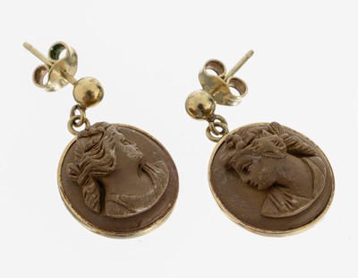 Paar 14 kt Gold Kamee-Ohrstecker, wohl Italienum 1900, GG 585/000, bewegl. abgehangene Lavasteinkameen, Darstellung zweier antiker Damen im Profil, ...