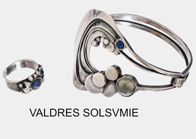 Schmuckset Valdres Solvsmie, Norwegen 1980er Jahre, 925er Silber, best. aus: Armreif D. ca. 6 x 6 cm und Ring, RW 57, Lapislazuli, Mondstein, ...