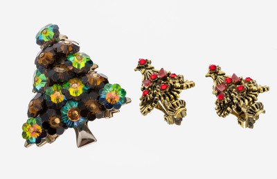 Konvolut Modeschmuck "Tannenbaum", USA 1960er Jahre, Metall vergoldet, best. aus:Brosche L. ca. 5 cm und Paar Ohrclips mit rotem ...