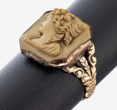14 kt Gold Kamee-Ring, um 1880, GG 585/000 gepr., Lavasteinkamee, Darstellung einer antiken Dame im Profil, Ringschultern floral, RW 52, ca. 2.0 g