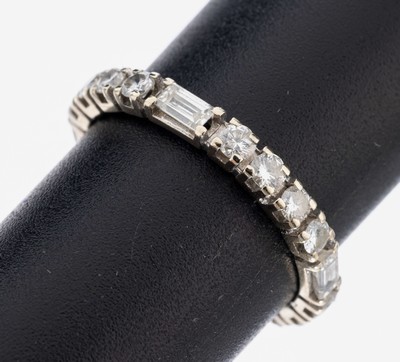 14 kt Gold Diamant-Ring, WG 585/000, 16 Brillanten zus. ca. 0.80 ct Weiß/si, 4 Diamant-Baguettes zus. ca. 0.20 ct Weiß/si, RW55, ca. 2 g, Etui ...