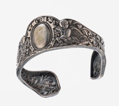 Armreif, Silber gepr., nach älterem Vorbild, reiches Dekor mit Rocaillen und Putti, mittig freies Monogrammfeld, D. ca. 5 x7 cm, Öffnung ca. 2.8 cm