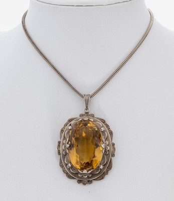 Citrin-Anhänger, 1930er Jahre, 800er Silber, mehrstufiger Aufbau, part. floral grav., mittig gr. ovalfacett. Citrin, ca. 5.4 x 3.5 cm, an ...