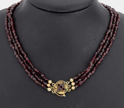 Granat-Collier mit 14 kt Gold Schließe, GG 585/000, 3-rhg. facett. Granate in versch. Größen und Formen, rundes Kastenschloss mit ...
