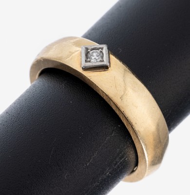 14 kt Gold Brillant-Ring, GG/WG 585/000, schlichte Gestaltung, qualitätvolle Verarbeitung, 1 in WG gefasster Brillant ca. 0.05 ct Weiß/si, RW 62, ...