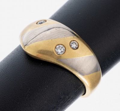 18 kt Gold Brillant-Ring, GG/WG 750/000, außergewöhnliche Gestaltung, WG pol. GG part. sat., 3 Brillanten zus. ca. 0.09 ct Weiß/si, RW 57, ca. ...