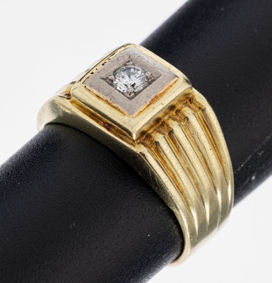 14 kt Gold Brillant-Ring, GG/WG 585/000, gerillte Ringschultern, mittig in WG gefassterBrillant ca. 0.12 ct Weiß/p, RW 53, ca. 5.1 g