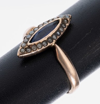 8 kt Gold Saphir-Perl-Ring, um 1910, RG 333/000, navetteförm. Ringkopf, mit facett. Saphir-Navette, umgeben von kl. Saatperlen, RW52, ca. 1.7 g