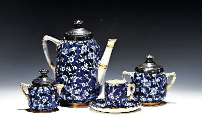 Mokkaservice, Grove & Stark, Staffordshire, 1870/80er-Jahre, Porzellan, z.T. Metallmontur versilbert, blaugrundiger Blütenzweigdekor in chinoiser ...