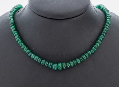 Smaragd-Collier mit 14 kt Gold Schließe, WG585/000, Smaragd-Linsen im Verlauf, D. ca. 5-9mm, L. ca. 43 cm, Steckschließe