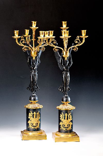 Paar Figurenleuchter im Empirestil, Frankreich ausgehendes 19.Jh., z.T. Bronze vergoldet, auf Säule stehende Nike mit fünfflammigem ...
