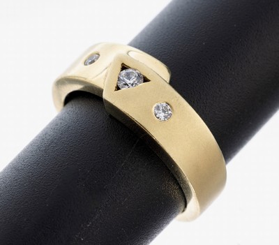 9 kt Gold Brillant-Ring, GG 375/000, 1 Hälfte sat. 1 Hälfte pol., 3 Brillanten zus. ca. 0.09 ct Weiß/si, RW 55, ca. 4.8 g