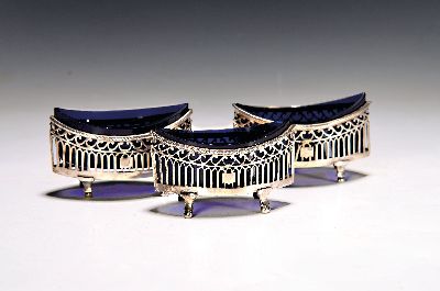 3 Salzschalen im Empire Stil, wohl England, um 1900, Metallkorb versilbert, dickwandige blaue Glaseinsätze, 5x9x5 cm