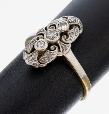 18 kt Gold Art Deco Diamant-Ring, um 1920-30, GG/WG 750/000, Ringkopf durchbrochen, 3 Altschliffdiamanten und 8 Diamantrosen zus. ca. 0.15 ct ...