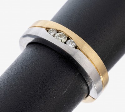 14 kt Gold Brillant-Ring, GG/WG 585/000, Oberfläche sat., 3 Brillanten zus. ca. 0.11 ct Weiß-light Yellow/vs, RW 51, ca. 5.2 g