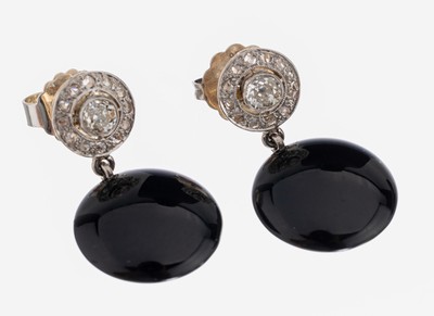 Paar 18 kt Gold Art Deco Diamant-Onyx -Ohrstecker, um 1930, GG/WG 750/000 gepr., 2 Altschliffdiamanten und 24 Diamantrosen zus.ca. 0.94 ct Weiß/p1, ...