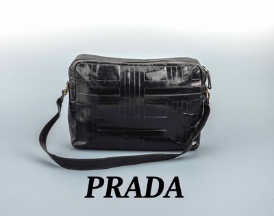 PRADA Vintage Tasche, schwarzes Glattleder,strukturierte Musterung, 1 Tragehenkel, Monturen Metall vergoldet, innen schwarzer Stoff mit Prada ...