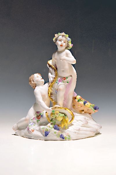 Porzellanfigurengruppe, Frankenthal 1779, Entwurf Konrad Linck, Allegorie auf den Herbst bzw. die goldene Zeit, zwei Amoretten mit Füllhörnern, ...