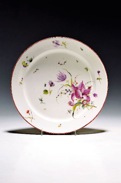 Teller, Frankenthal, um 1759-62, Porzellan, bunt bemalt mit Blumen, Löwenmarke und Monogramm JAH für Joseph Adam Hannong, D.ca. 22cm