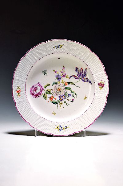 Runde Platte, Frankenthal, um 1768, Porzellan, Rand mit Flechtrelief, bunt bemalt mit Blumenbukett und gestreuten Blumen, CT-Marke mit Malerzeichen B ...