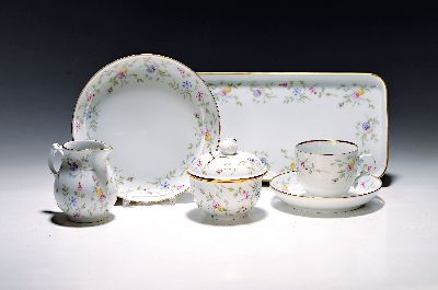 Kaffeeservice, Fürstenberg, 20. Jh., Porzellan, bunter Wiesenblumendekor, 8 Tassen, 8 Untertassen, 8 Kuchenteller, Zuckerdose, Milchkännchen, ...