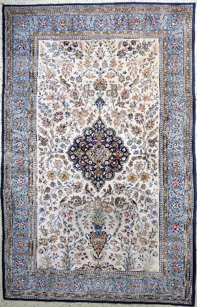 Ghom alt, Persien, Mitte 20.Jhd, Wolle mit Seide, ca. 303 x 195 cm, Reinigungsbedürftig, EHZ: 2