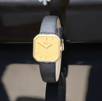 PATEK PHILIPPE Armbanduhr Referenz 3854 in GG 750/000, Schweiz um 1980, Handaufzug, 8- eckiges Geh., Lünette aufgedr., beigefarb. Sigma Zifferbl. ...
