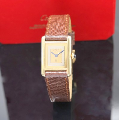 CARTIER Tank Vermeil Damenarmbanduhr, Schweiz um 1980, Handaufzug, 2-tlg. Geh. berieb., seitl. 4-fach verschr., Krone m. Schmuckstein bes., pol., ...