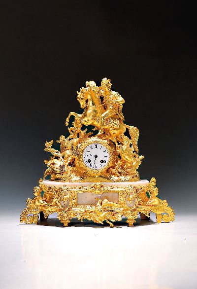 Große Pendule, Frankreich, um 1900, mit orig. Mineralglasdom (mit großem Sprung), auf Holzsockel, profiliert, farblich gefaßt, Gehäuse Regulle ...