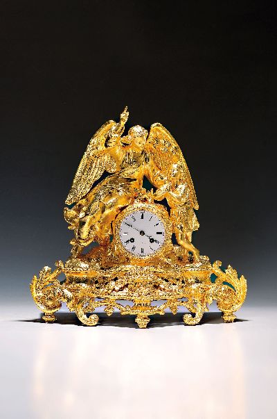 Pendule mit Glasdom, Frankreich, um 1900, Holzsockel, darauf orig. Glasdom (mit Sprung), Regulle nach vergoldet, Engelbekrönung, Emailzifferblatt, ...