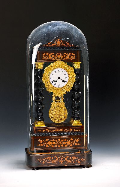 Portaluhr mit Glasdom, Frankreich, um 1870, orig. Mineralglasdom, Sockel mit Marketierung,Holzgehäuse ebenfalls marketiert, gedrehte Säulen, ...